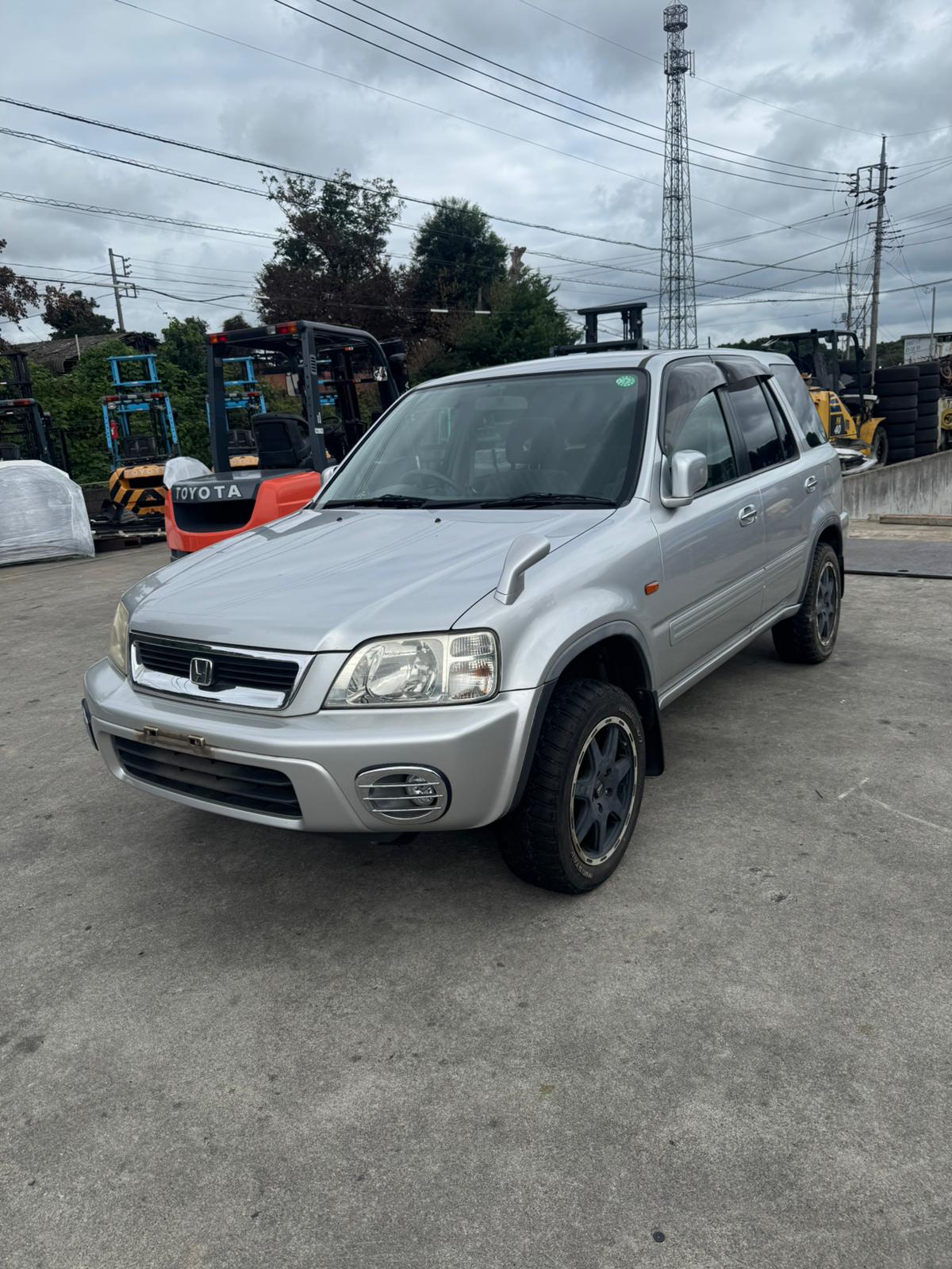 Silver 1999 Honda CRV 4WD SUV, photo 3 of 13