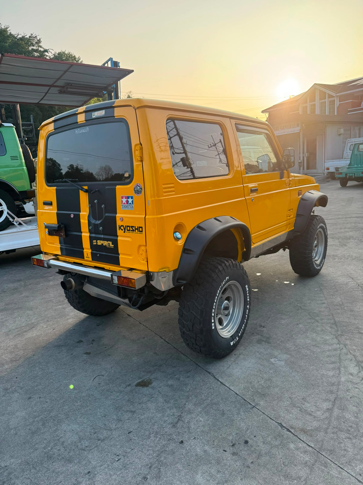 Yellow and black 1997 Suzuki Jimny Sierra 4x4 kei SUV, photo 5 of 11